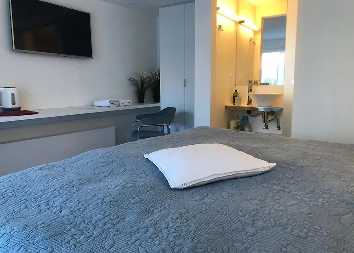 Poppies, Terras, Free Parking *